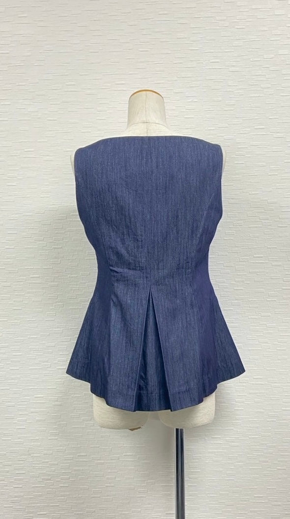 ジレトップス ボートネック レディース 綿レーヨン ノースリーブ きれいめ 上品 シンプル ウエストシェイプ フロントボタン ミニマル 春夏コーデ テーパードパンツ対応 エレガントトップス