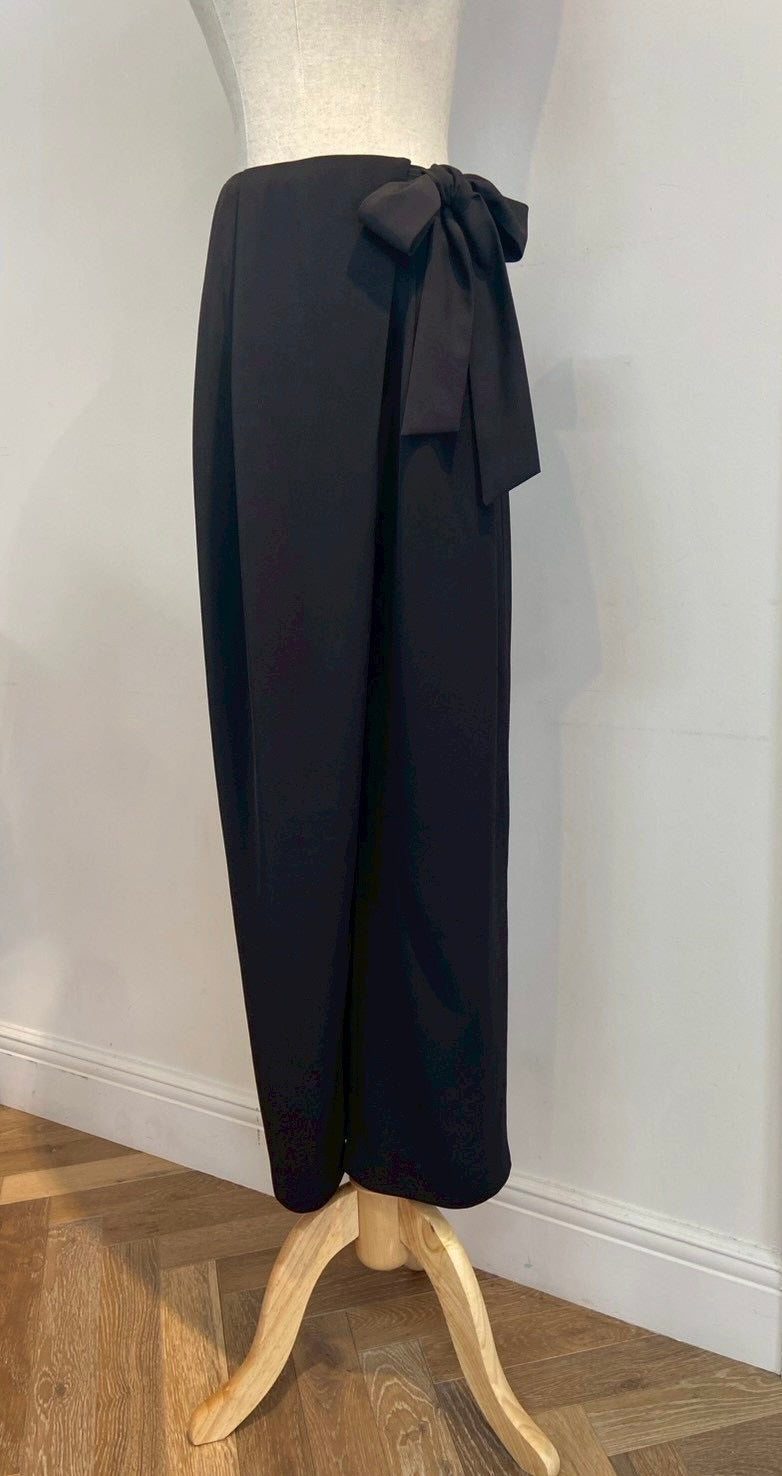 ラップスラックスパンツ レディース サッシュベルト付き テーパードパンツ きれいめ ポリエステルストレッチ 上品 シンプル ミニマル タックインコーデ オフィスカジュアル 美脚シルエット 春夏秋対応