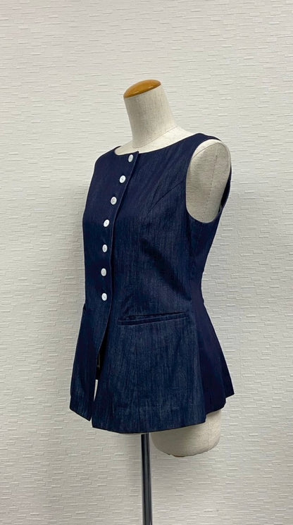 ジレトップス ボートネック レディース 綿レーヨン ノースリーブ きれいめ 上品 シンプル ウエストシェイプ フロントボタン ミニマル 春夏コーデ テーパードパンツ対応 エレガントトップス