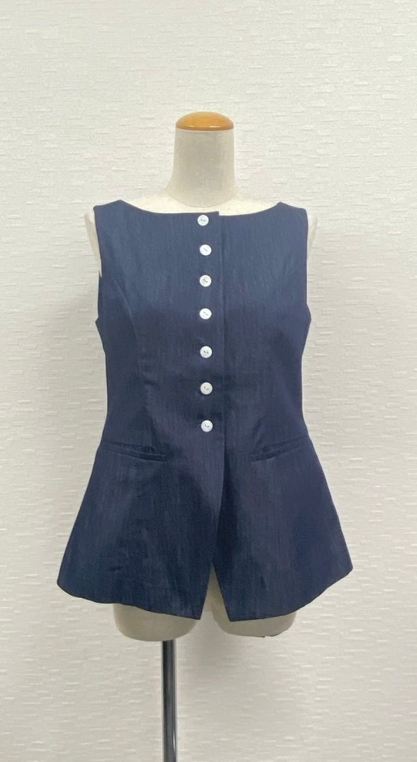 ジレトップス ボートネック レディース 綿レーヨン ノースリーブ きれいめ 上品 シンプル ウエストシェイプ フロントボタン ミニマル 春夏コーデ テーパードパンツ対応 エレガントトップス