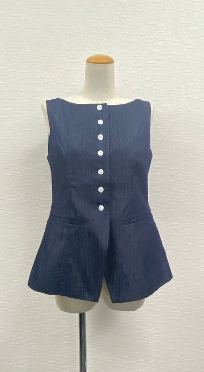 ジレトップス ボートネック レディース 綿レーヨン ノースリーブ きれいめ 上品 シンプル ウエストシェイプ フロントボタン ミニマル 春夏コーデ テーパードパンツ対応 エレガントトップス
