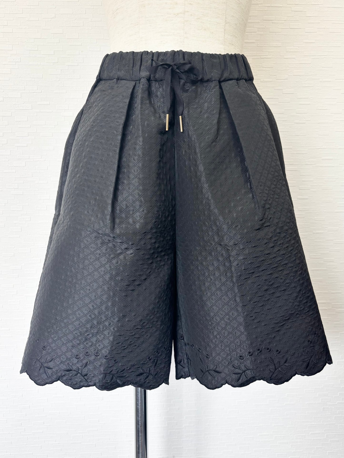 エンブロイダリーヘムショートパンツ