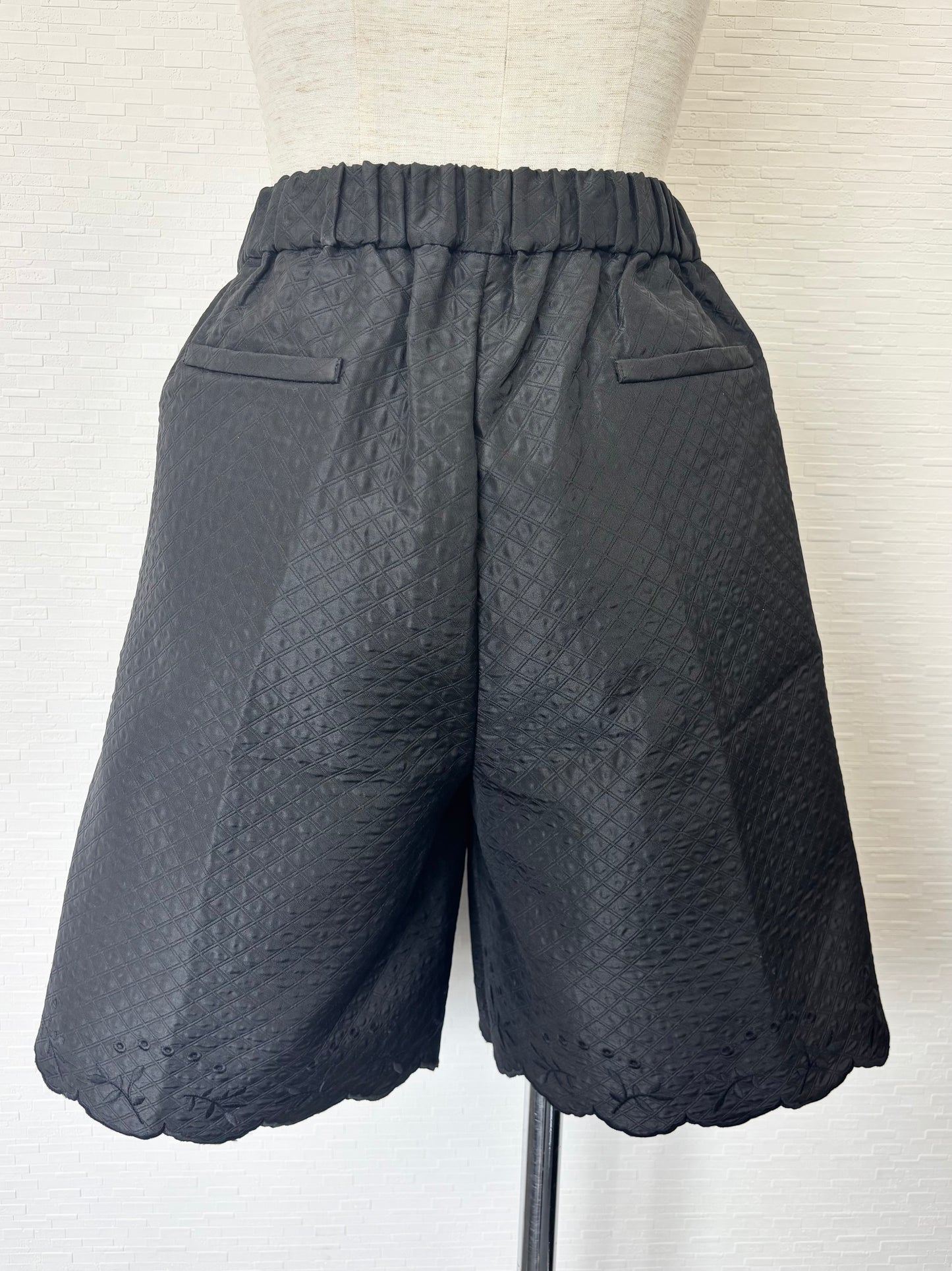 エンブロイダリーヘムショートパンツ