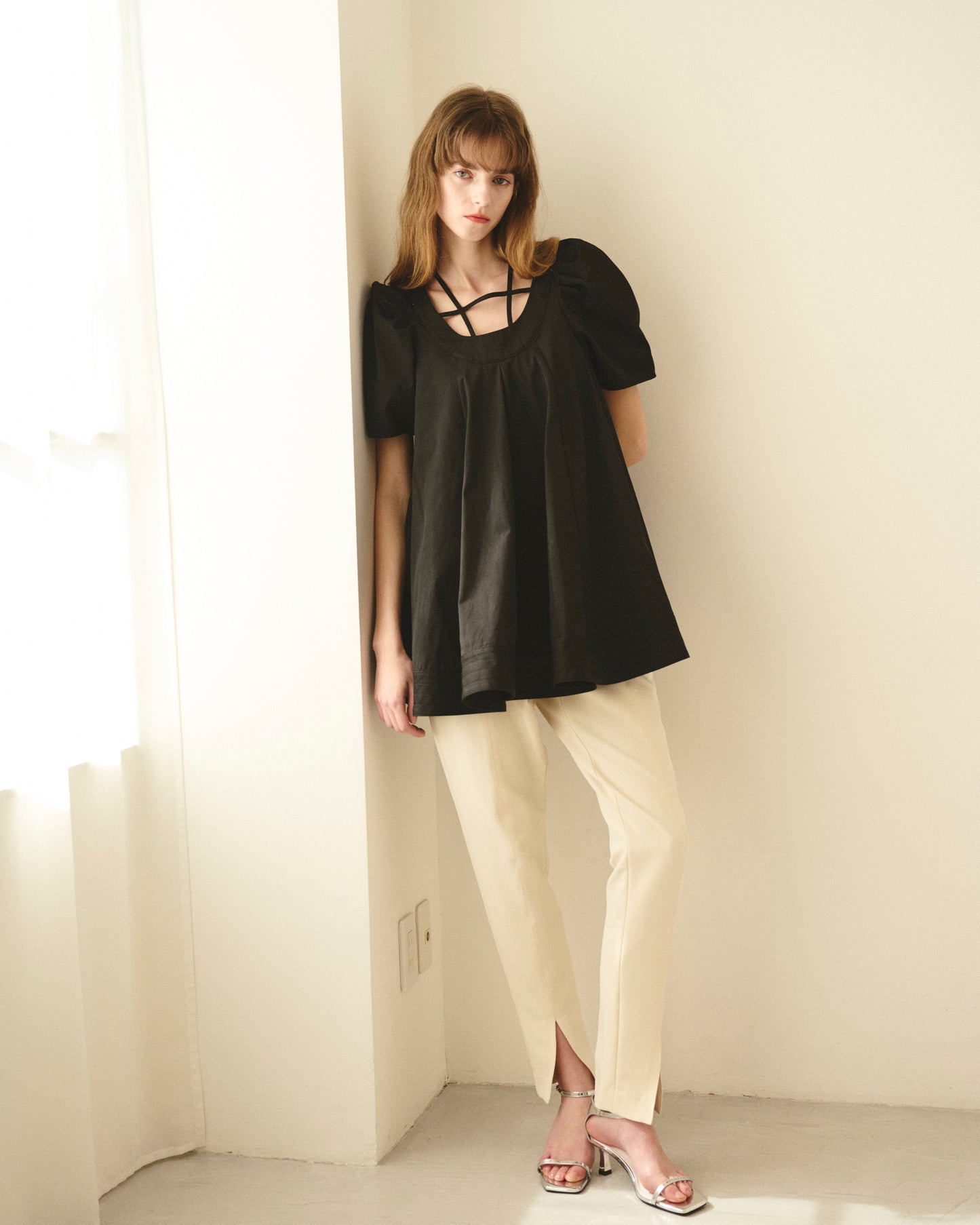 チュニック フレアシルエット サーキュラー ボリュームトップス レディース 綿ポリエステル モードデザイン きれいめ 春夏コーデ ストラップディテール 軽やか素材 体型カバー エレガントカジュアル