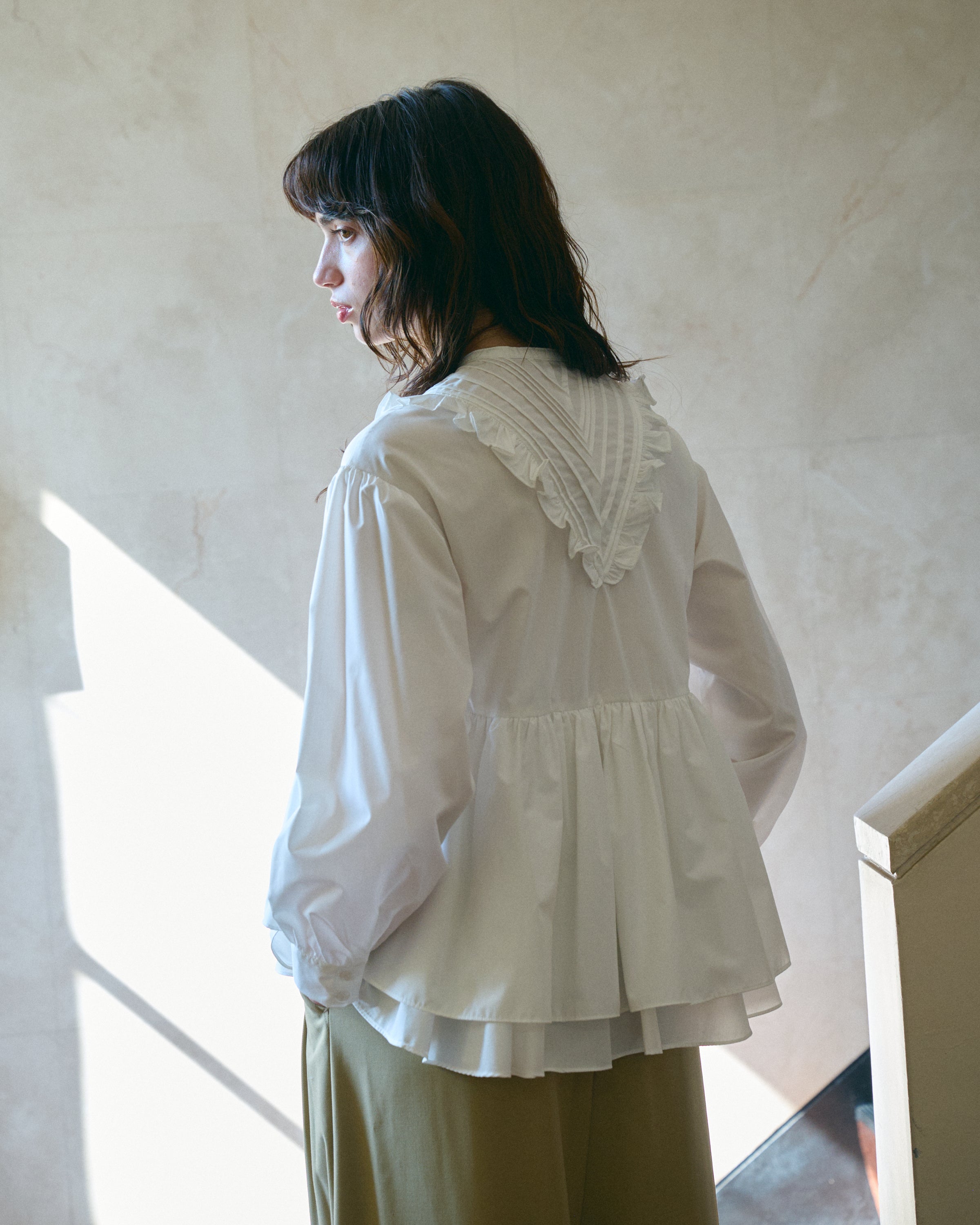ピンタックギャザーフリルブラウス(シャツ地) – jemma.atelier